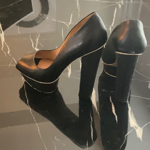 L.A.M.B platform peep toe pumps. - Picture 5 of 9